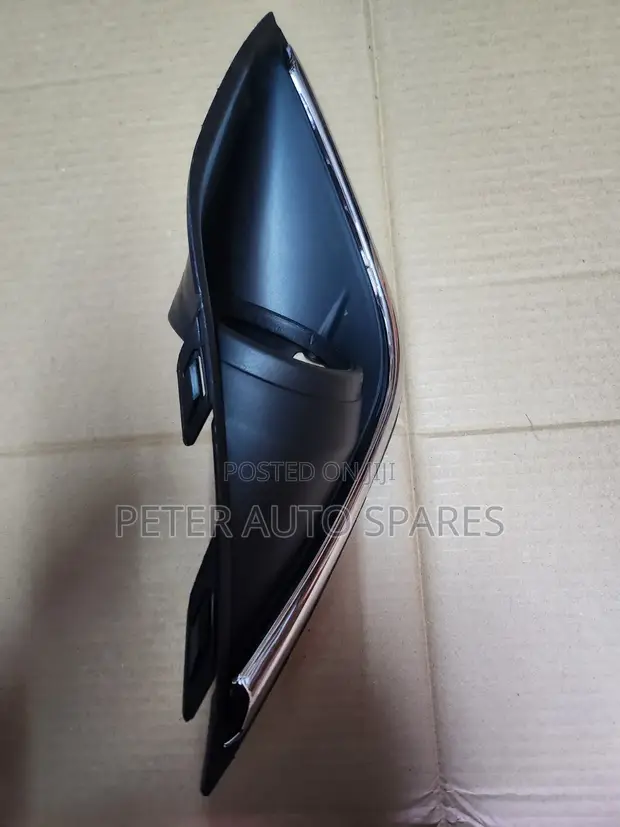 Mitsubishi Outlander Fog Light Cover (2016) - 1