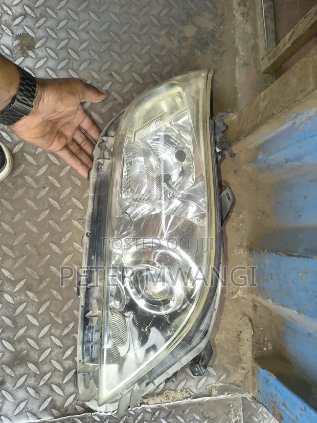 Toyota Vanguard Xenon Headlight (Used, Japan) - 1