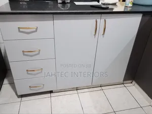 Kabati la Kisasa la Jikoni na Jiko Lililojengewa Ndani