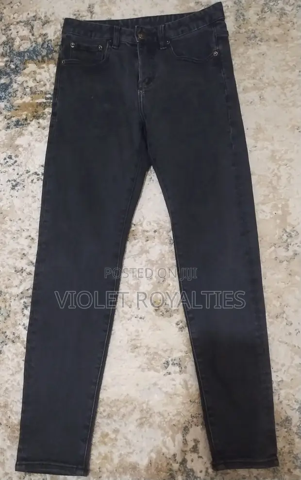 Classic Black Slim-Fit Denim Jeans - Size 29 - 1