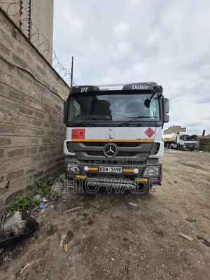 Mercedes-Benz Actros 3348 Tractor Unit na Tanker ya Lita 73,000