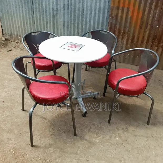 Seti ya Mviringo ya Mkahawa Iliyopakwa Poda na Viti Vilivyotiwa Pedi Nyekundu - 1