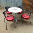 Seti ya Mviringo ya Mkahawa Iliyopakwa Poda na Viti Vilivyotiwa Pedi Nyekundu - 1