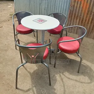 Seti ya Mviringo ya Mkahawa Iliyopakwa Poda na Viti Vilivyotiwa Pedi Nyekundu