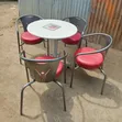 Seti ya Mviringo ya Mkahawa Iliyopakwa Poda na Viti Vilivyotiwa Pedi Nyekundu - 2