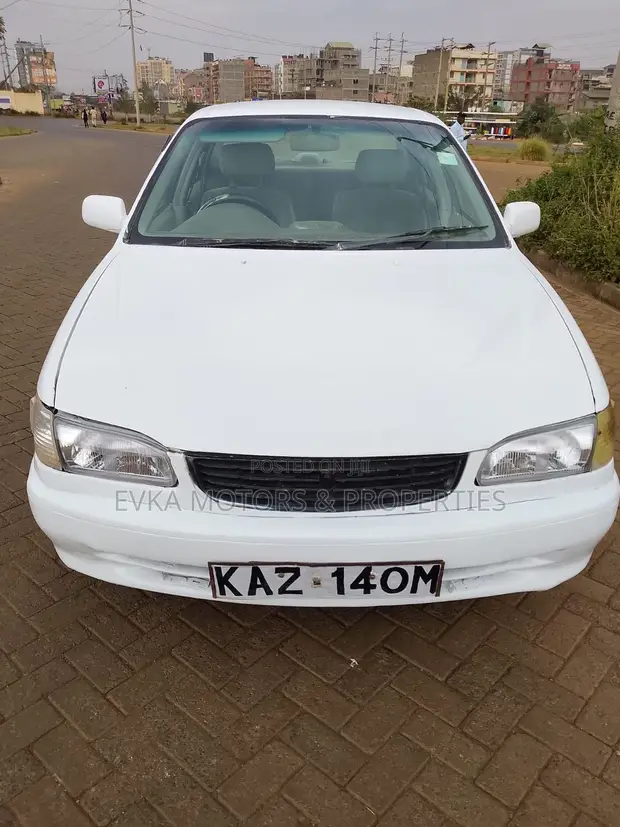 Toyota Corolla 2001 White - 1