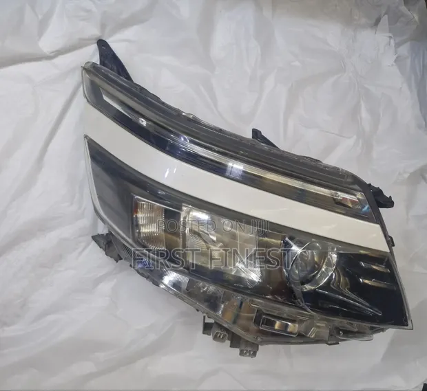 Mataa ya Xenon Toyota Voxy 2014 - 1