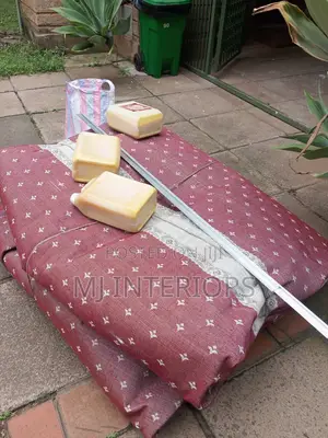 Carpeti Nyekundu ya Ukutani - Sakafu laini na inadumu kwa Ofisi