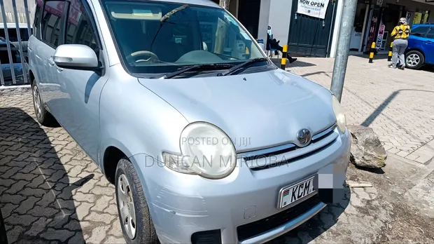 Toyota Sienta 2011 Kijivu - 1