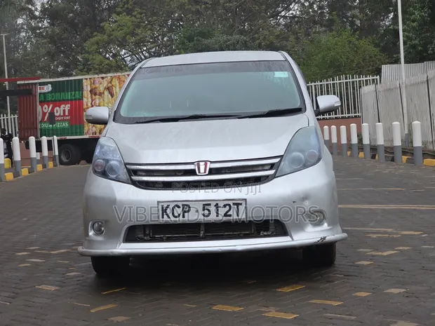Toyota Isis 2010 Silver - 1