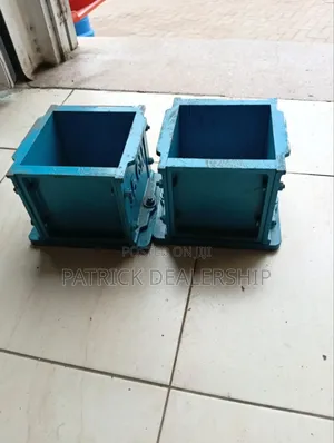 Quality Cast Iron Cube Moulds (15cm)