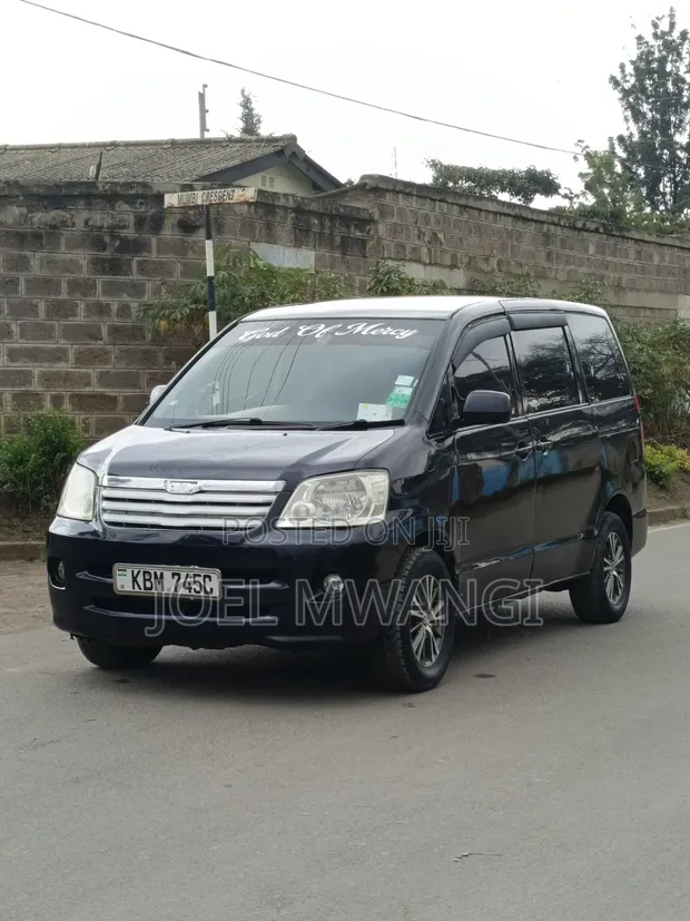 Toyota Noah 2005 Nyeusi - 1