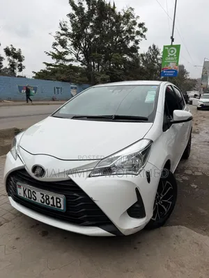 Toyota Vitz 2017 Nyeupe