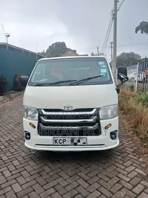 Toyota HiAce 2013 Nyeupe