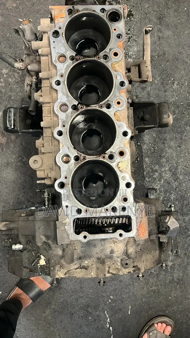 Isuzu 4HK1 Half Engine - 1