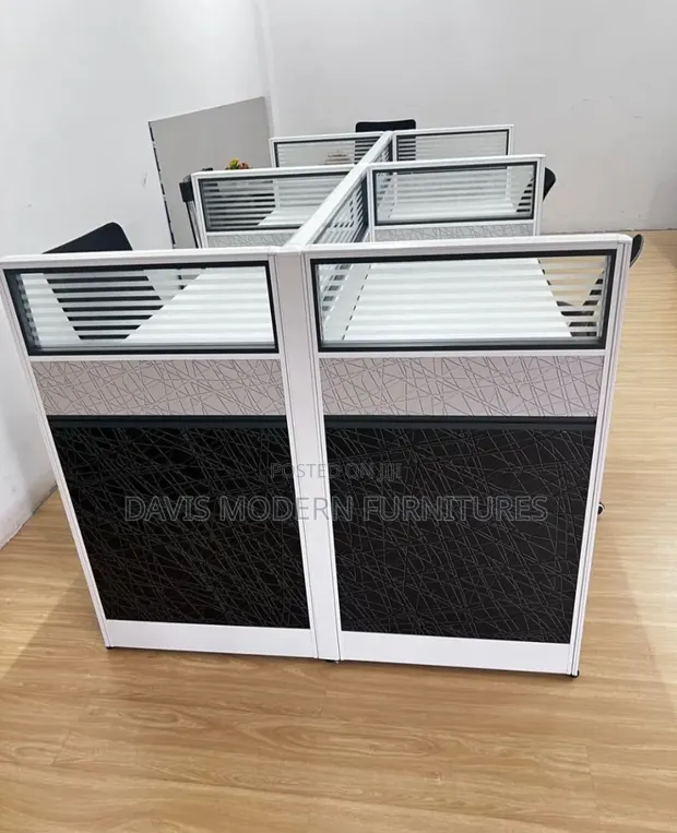 4-Person Office Workstation / Cubicle - 1