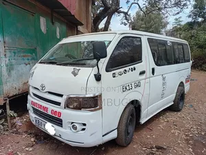 Toyota HiAce 2005 Nyeupe