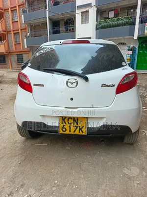 Mazda Demio 2011 Nyeupe