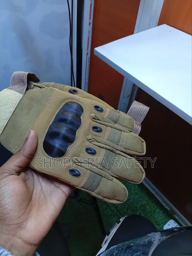 Tactical Gloves with Metallic Knuckle Protection - 1