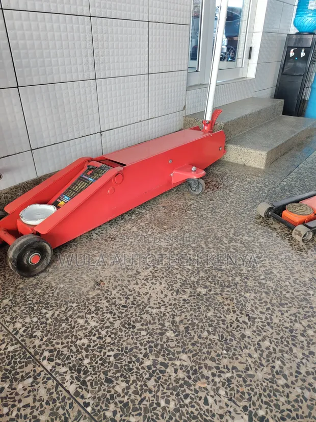 Heavy Duty 10 Ton Trolley Jack with Lockable Handle - 1