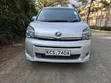 Toyota Voxy 2011 Silver - 4