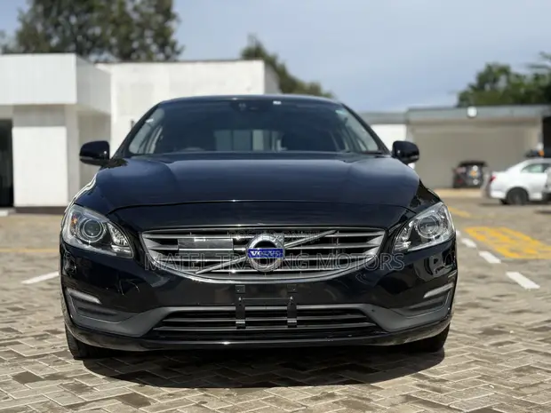 Volvo V60 T5 Platinum FWD 2017 Nyeusi - 1