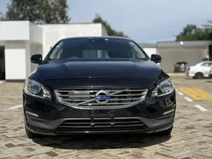 Volvo V60 T5 Platinum FWD 2017 Nyeusi