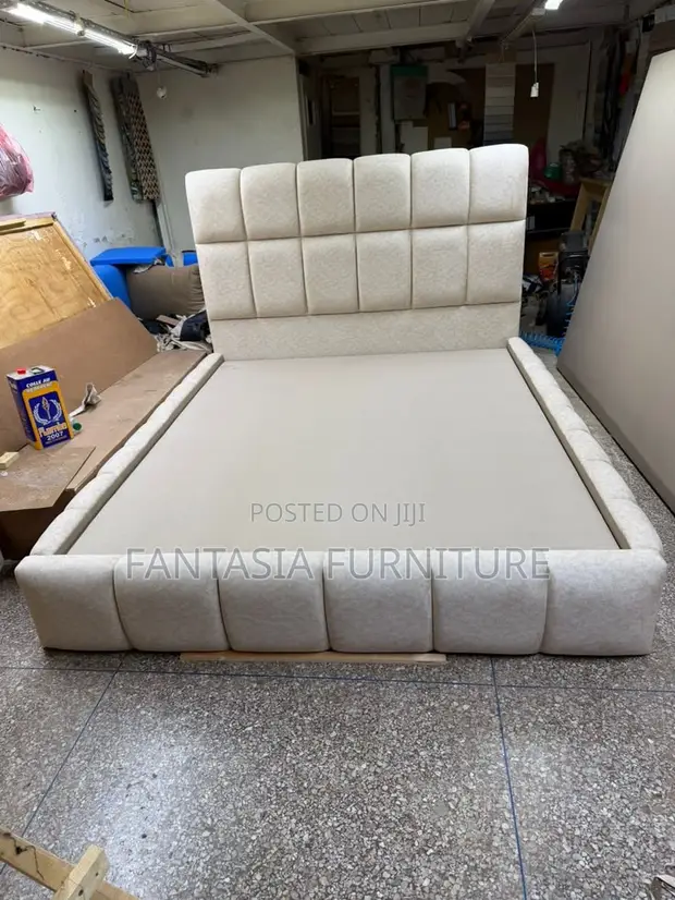 Kitanda cha Chester cha Cream chenye Paneli za Bubble 5x6 - 1