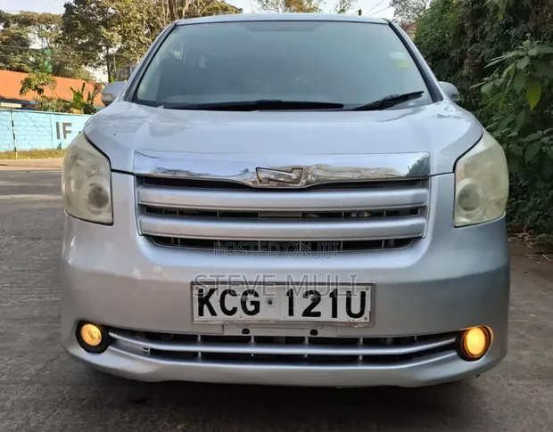 Toyota Noah 2009 Silver - 1