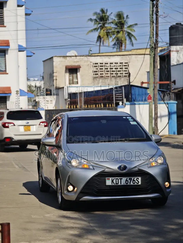 Toyota Vitz 2018 Silver - 1