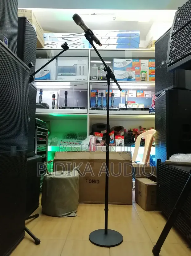 Heavy-Duty Round Base Microphone Stand - 1