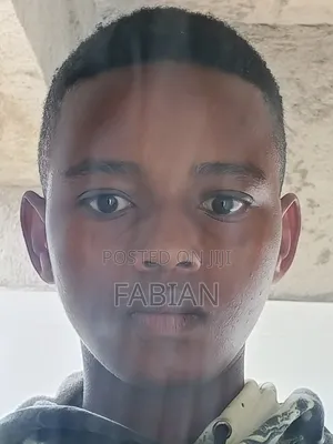 Mtafuta Kazi wa Resepsheni - Mhitimu wa Miaka 19