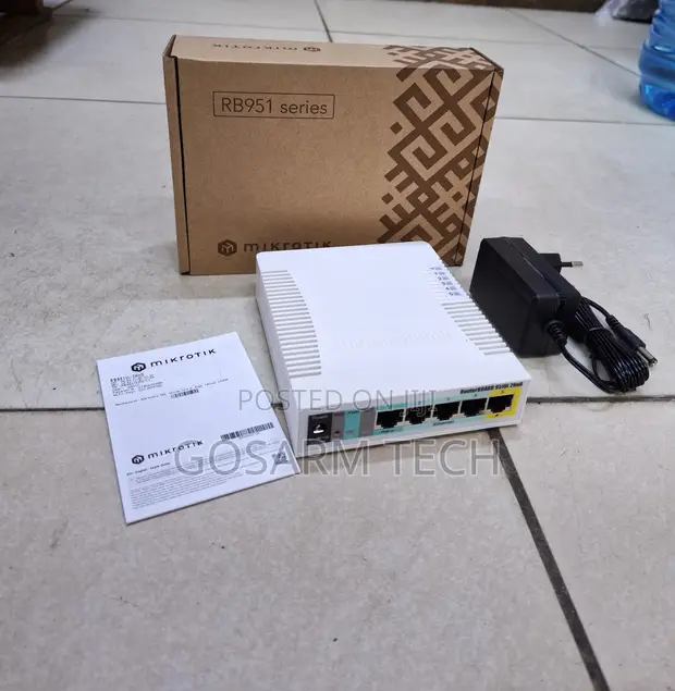 MikroTik RB951Ui-2HnD Wireless Router - 1