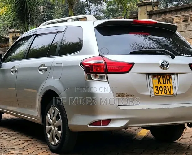 Toyota Corolla Fielder 2017 Silver - 1