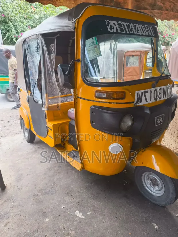 Bajaj RE 2019 Yellow - 1