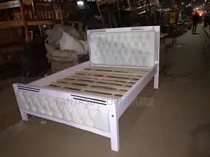 Kitanda cha Mocket Nyeupe cha 5x6 chenye Vito vya Kioo