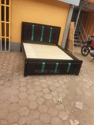 Kitanda cha 5x6 Nyeusi chenye Ribbed na Vitu vya Kijani