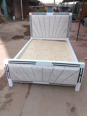 Kitanda cha Mocket cha Cream Sunburst 5x6 katika Fremu Nyeupe