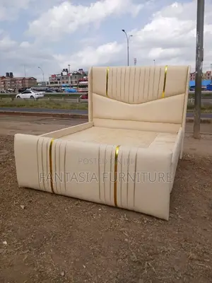 Trendy Royal Cream Chester Bed 5x6