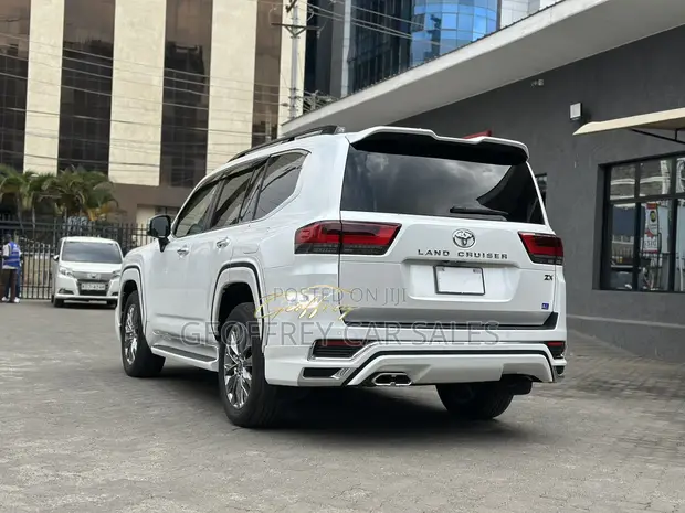 Toyota Land Cruiser LC300 2023 White - 1