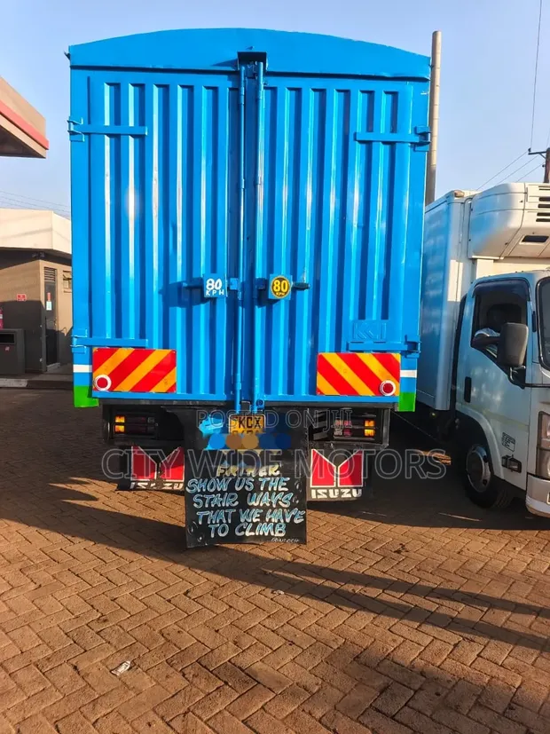 Treni ya Isuzu FRR 90 yenye Mwili Uliofunikwa 2019 - 1