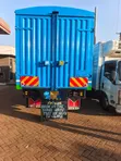 Treni ya Isuzu FRR 90 yenye Mwili Uliofunikwa 2019 - 1
