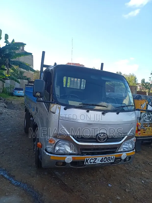 Toyota Dyna 2013 White - 1