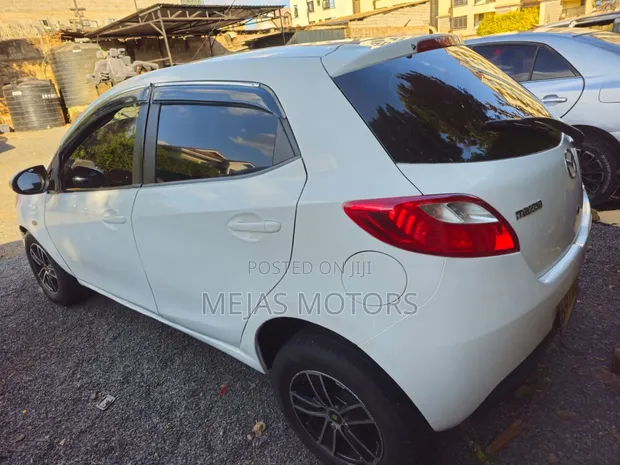 Mazda Demio 2009 White - 1