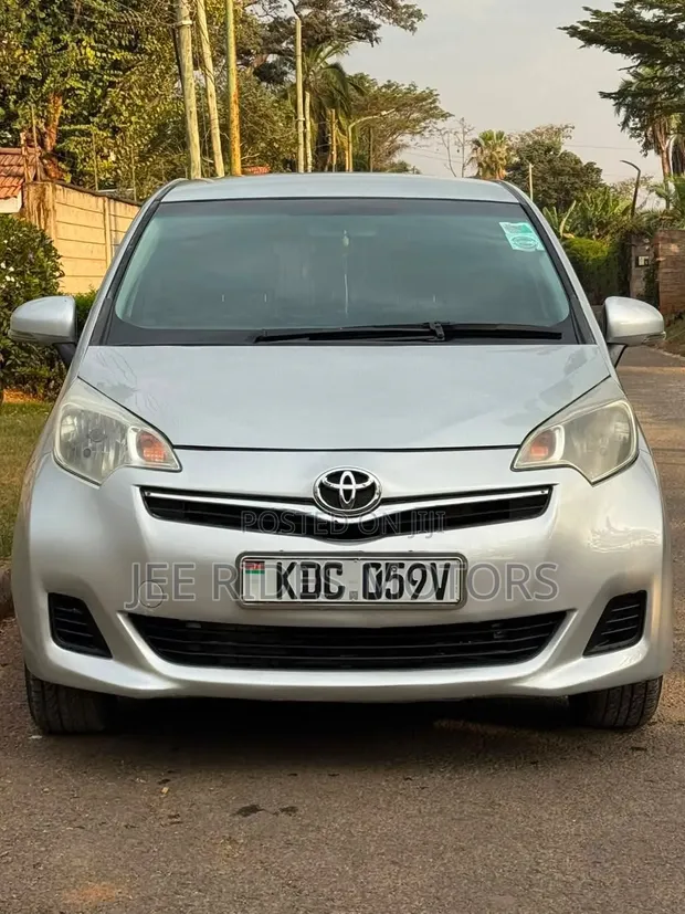 Toyota Ractis 2014 Silver - 1