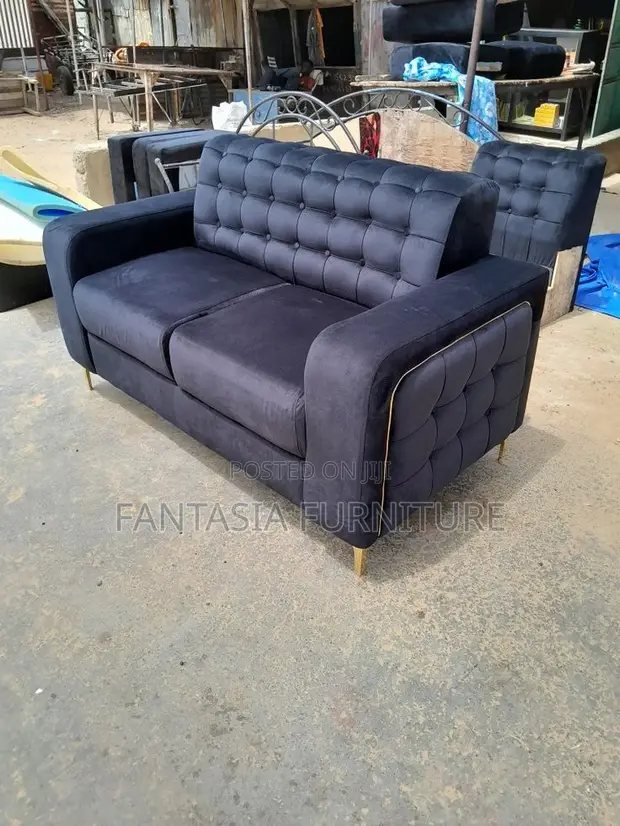 Navy Tufted 2-Seater Sofa yenye Gold Trim - 1