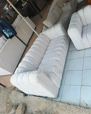 Sofa ya Watu 3 Rangi ya Cream yenye Channel-Tufted