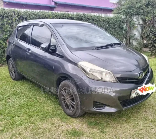 Toyota Vitz 2012 Nyeusi - 1