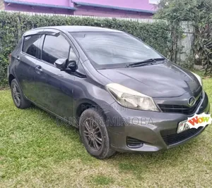 Toyota Vitz 2012 Nyeusi