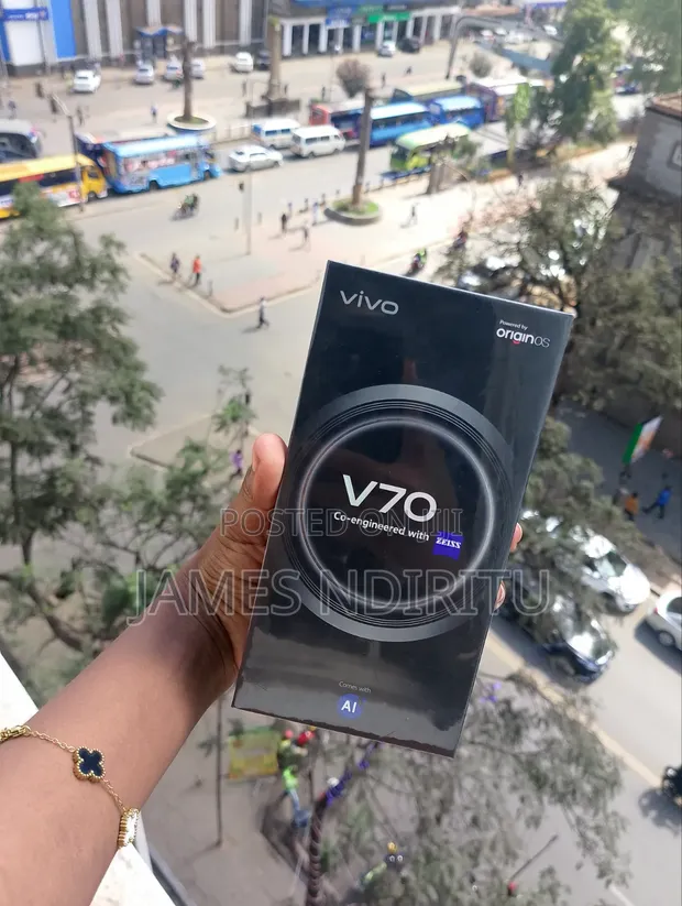 New Vivo V70 256GB Black - 1